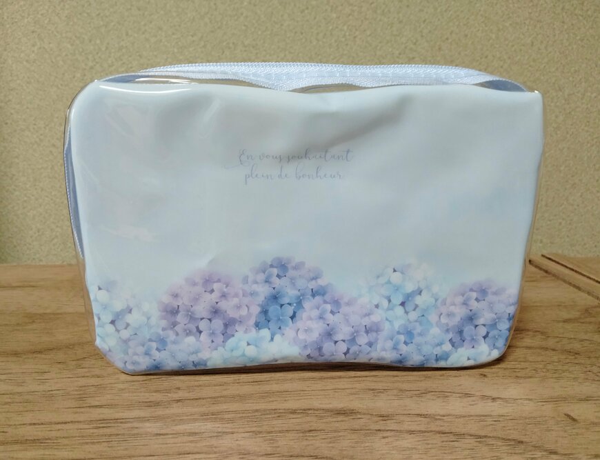 筆者撮影（キャンドゥ、クリアポーチ PVC あじさい柄）