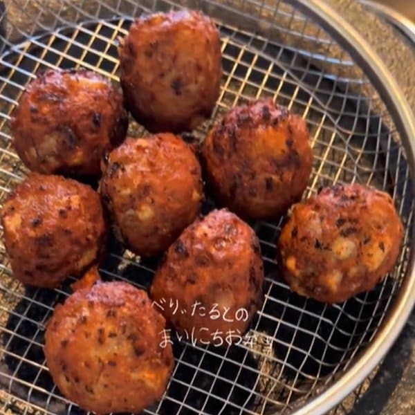 【朝から揚げ物！】豆腐と蓮根の「ころころ、つくね揚げ」がじゅわっと食欲をそそる！2児の母が夫に作る彩り満点弁当