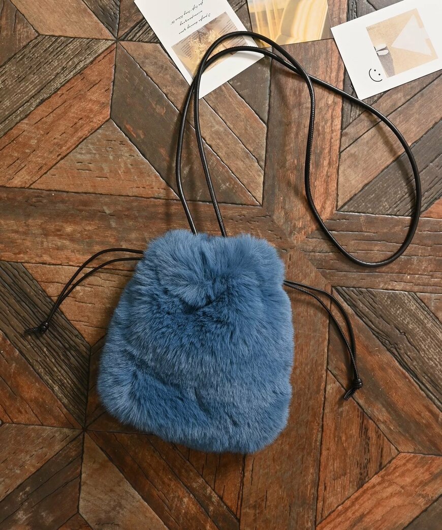 フェイクファー素材で、もこもこしたデザイン