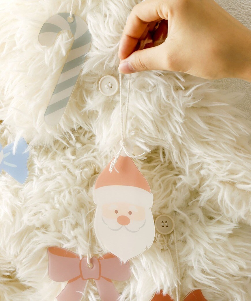 ふわふわの毛並みのツリーに、付属のキュートなオーナメントを飾れば、クリスマス気分が一気に盛り上がります