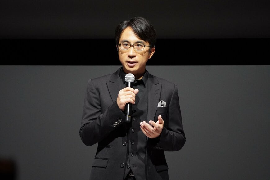 スピーチをする男性の写真