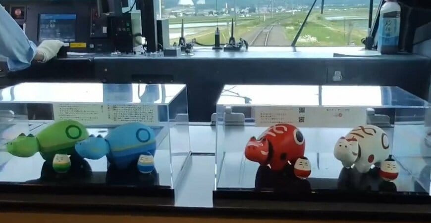 頭を揺らずあかべこたち
