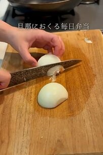 【旦那弁当】〈紅葉〉や〈さつまいも〉のおかずが可愛い！秋を感じる「親子丼弁当」が話題