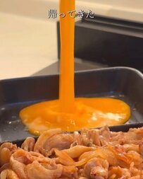 【いいね5000超え】白ご飯大量消費の”ポークチャップ弁当”に「炊飯器持っていけばよかった」と旦那も感動