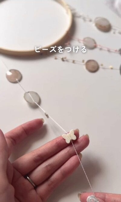 刺繍枠にビーズを通す