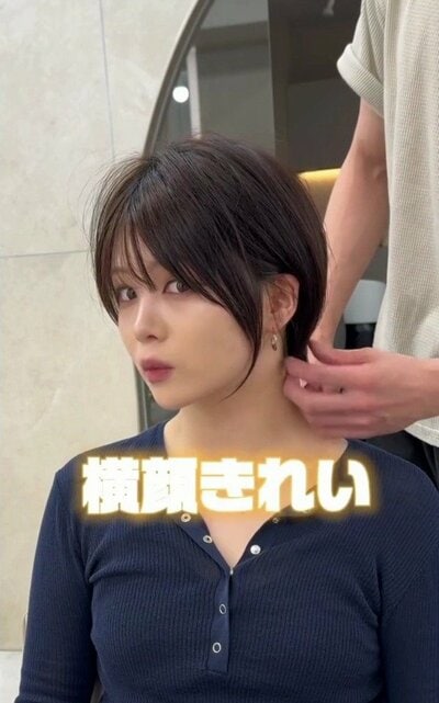 耳にかけられる長さに整えた、前髪のあるショート