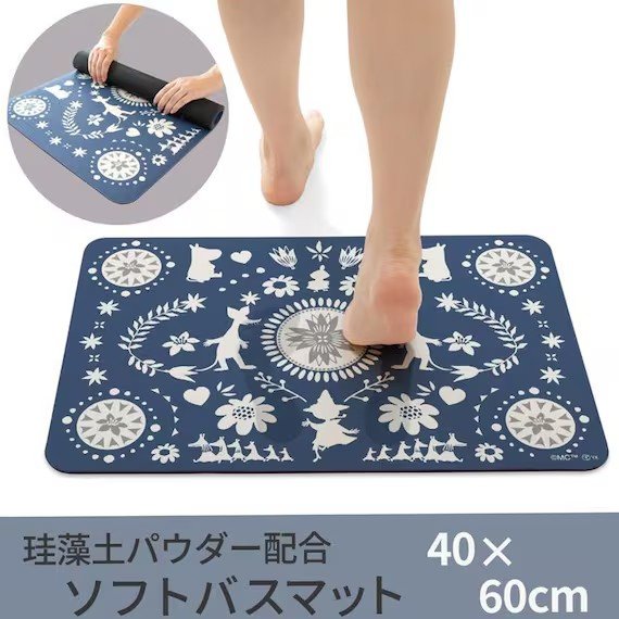 ネイビーの背景に、白で描かれたシンメトリーなデザインが美しい、フォークロア調の一枚