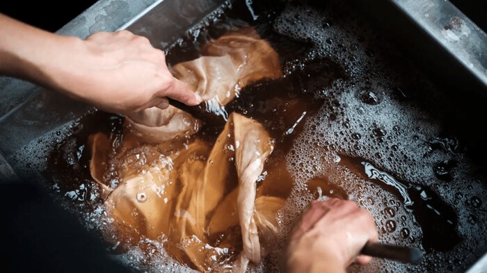 職人による手作業で染められる