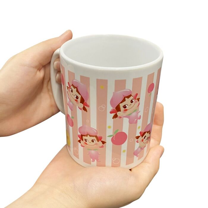 たくさんの「ももぺこ」がデザインされたマグカップは、カフェタイムに癒されること間違いなし