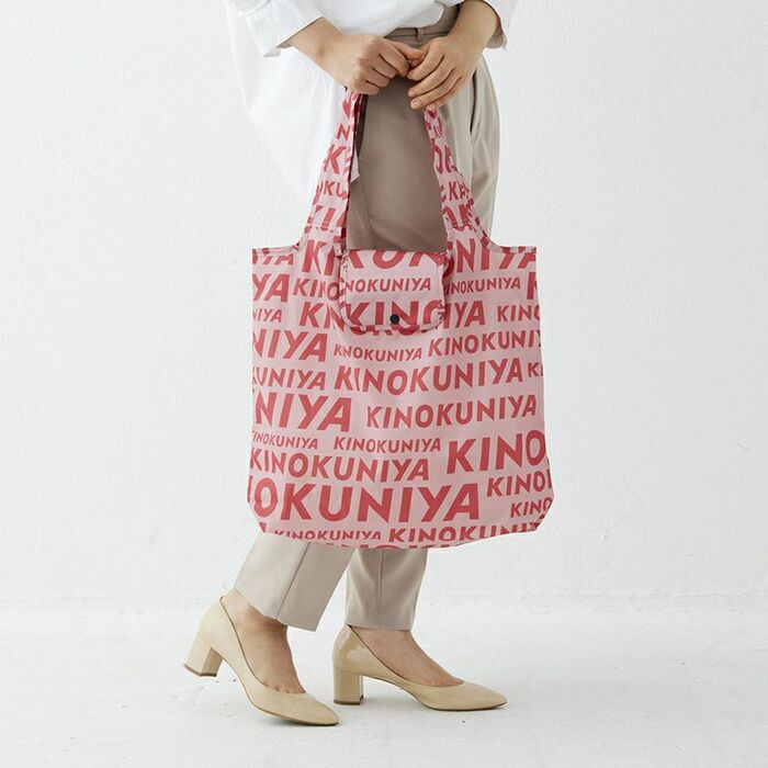 折り畳んだ後にボタンでしっかりと留められるバッグ