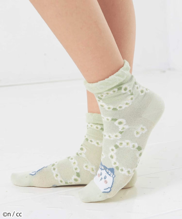 お花の冠を被るハチワレがキュートに描かれたソックスで