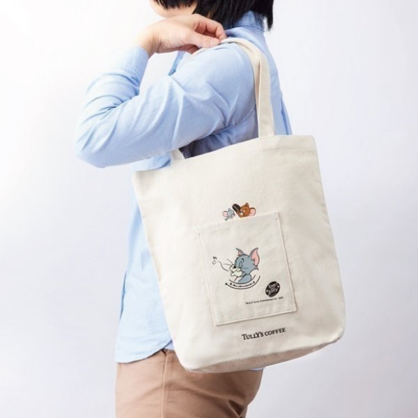 コットン生地でA4サイズが入るので、様々なシーンで使えます