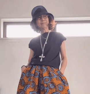 【75歳マダム】がお嫁さんに「袴風パンツ」をお仕立て！素敵なデザインにSNSでは「大好き！」「素敵な柄」の声