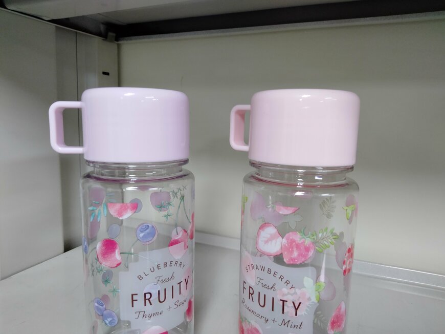 写真：筆者撮影（セリア、コップ付ドリンクボトル）