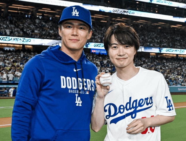 「日本が誇らしい！」ドジャース戦の始球式に”神木隆之介”、ゴジラナイトで現地盛況…なぜそこにスネル？3ショットの理由を解説