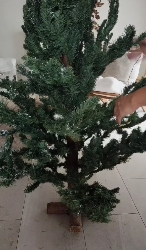 【インテリア雑貨DIY】「まだまだ使える！」20年超えのクリスマスツリーが…ボロボロな状態→雪化粧リメイクで復活！