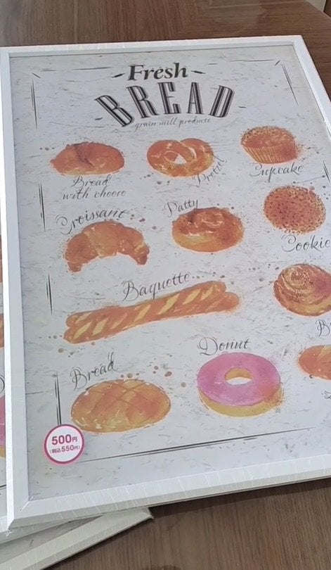 【100均DIY】「フレームで作ったなんて…！」ダイソーの〈ポスターフレーム〉が防寒対策の〈間仕切り壁〉に大変身！