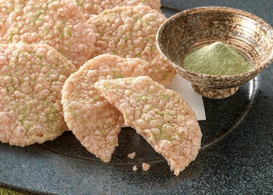 出所：株式会社寿香寿庵「【 1度食べるとやみつきになる商品・・！ 】パリッとした食感、ツンとした味わいでクセになる「大阪いかせんべい・わさび塩」新発売！」（PR TIMES）