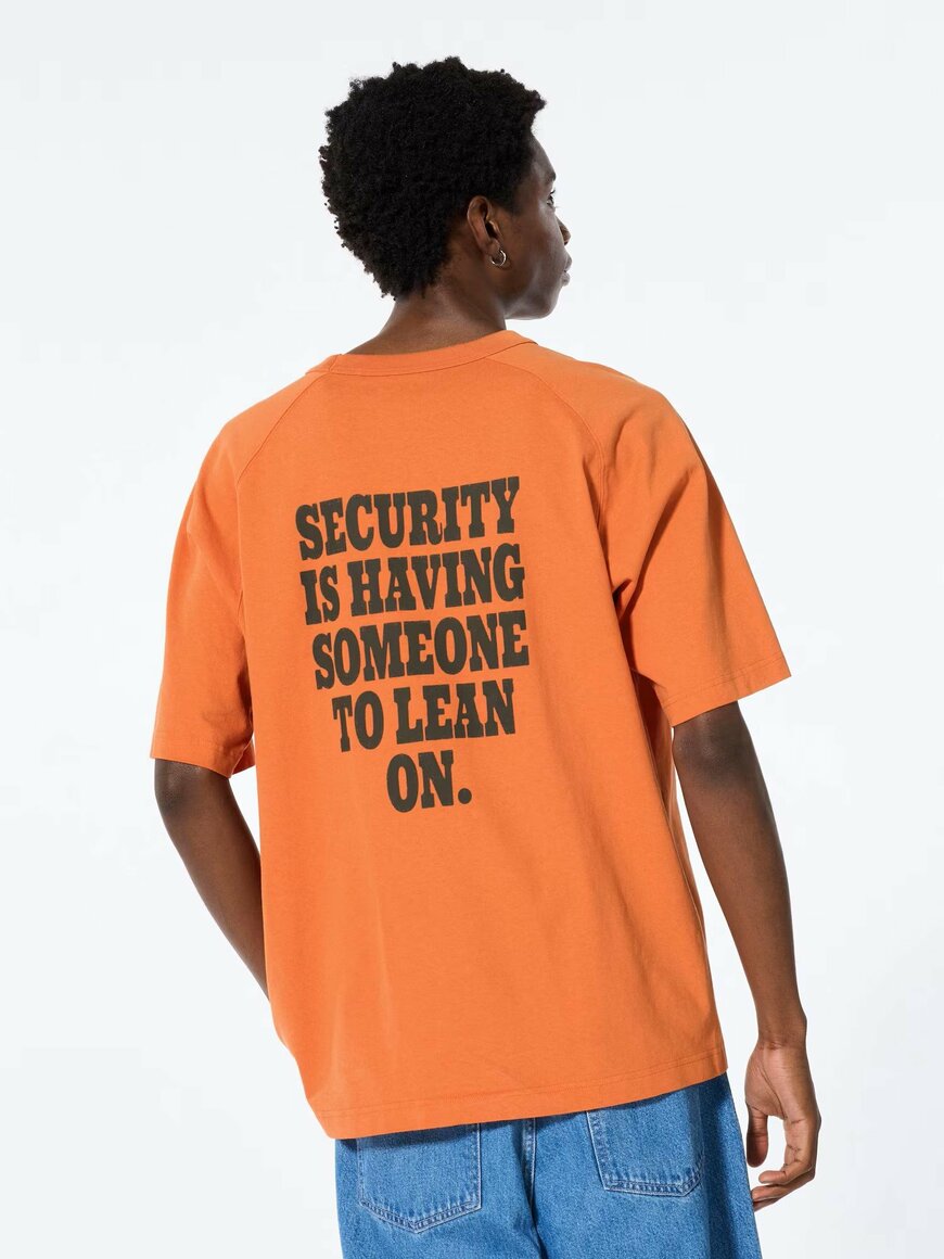 出所：ユニクロ公式サイト　ピーナッツ UT/オーバーサイズフィット　ORANGE