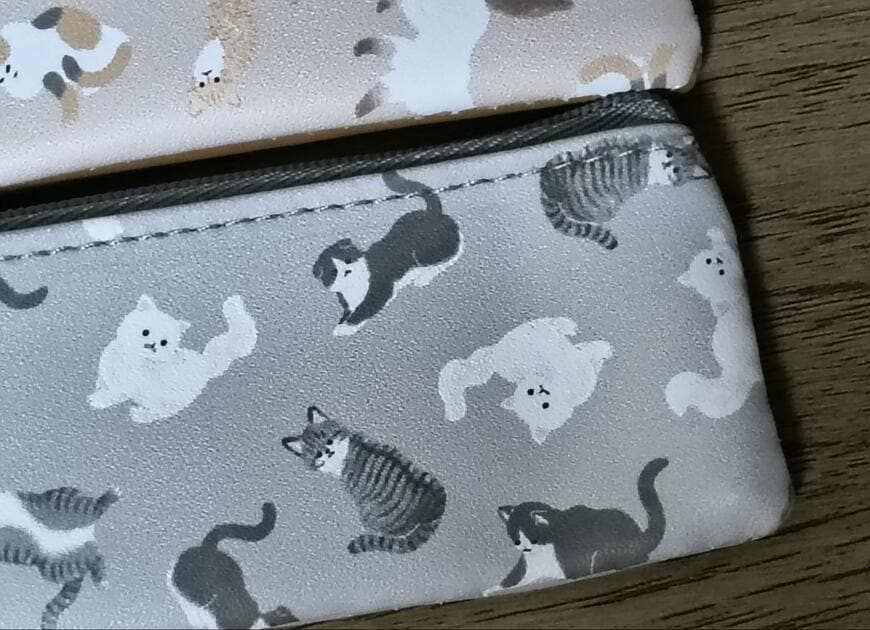 筆者撮影（セリア、合皮スリムコインケース フック付 ふんわりねこ柄）