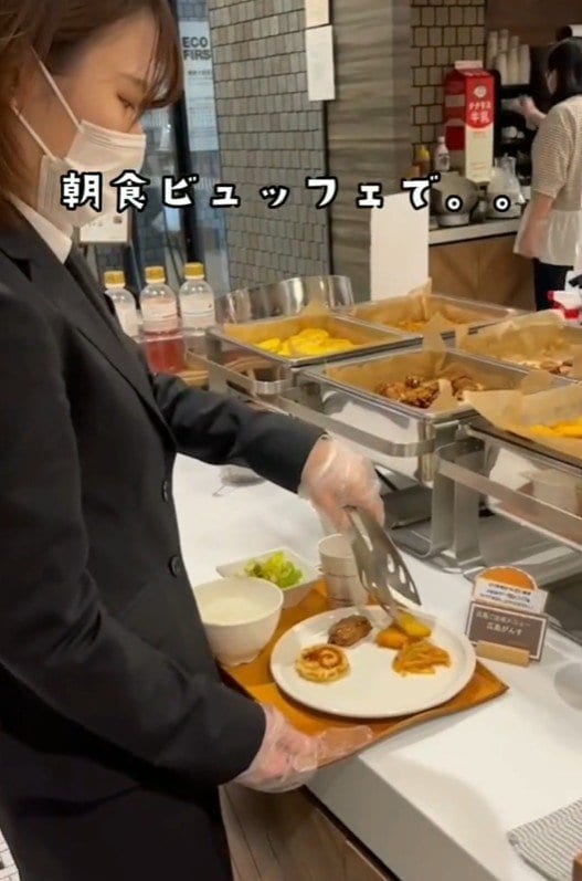 朝食ビュッフェで…