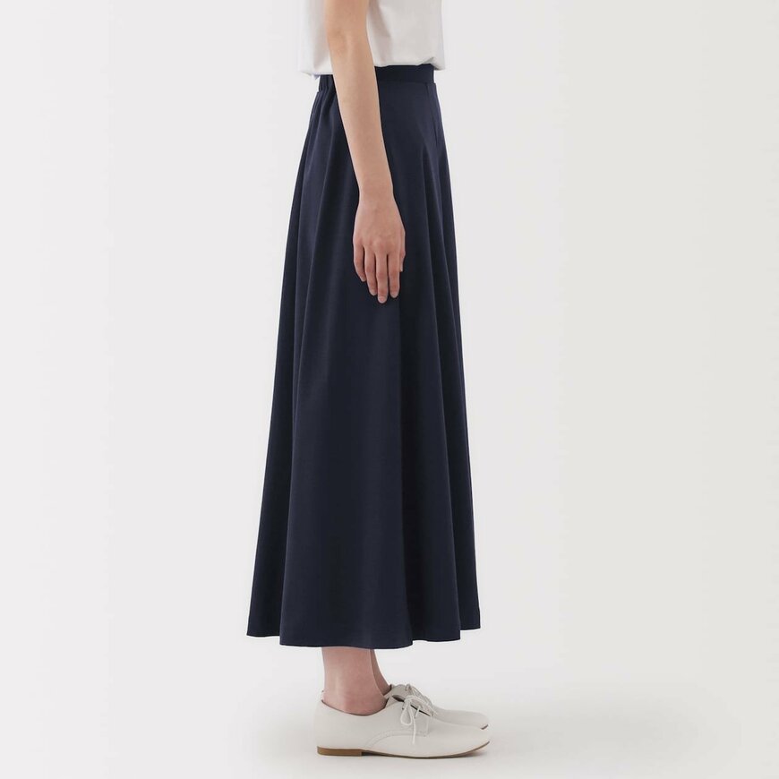 無印良品公式　婦人　涼感ＵＶカットスカート（ネイビー、着用横）