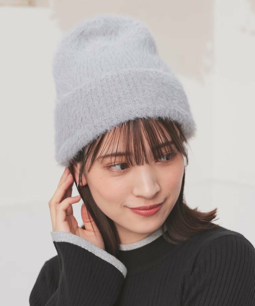 ワンカラーのシンプルなデザインのニット帽