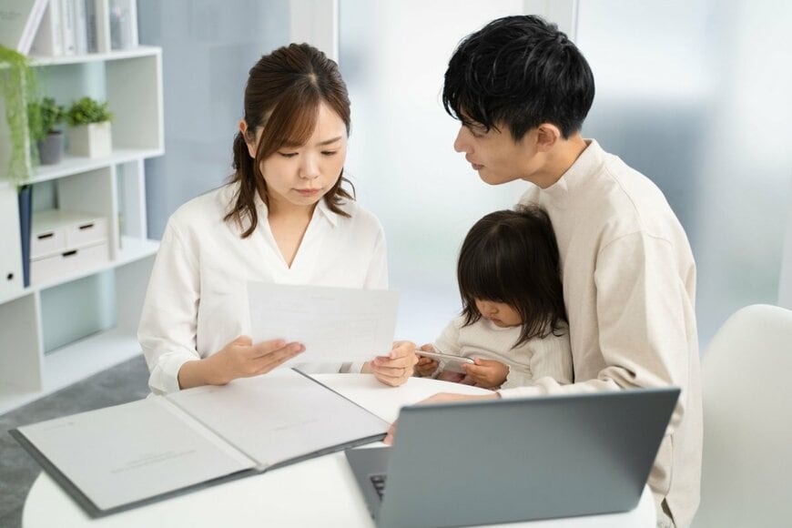 夫婦で書類を確認する写真