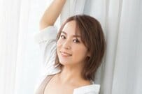 46歳 佐藤仁美 電車に乗るオフ姿にSNS反応「ウヒョー」「aikoっぽくて」「かわいい」飾らない半目ショットも公開