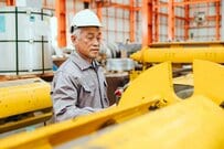 【65歳以降も働くか迷っている方へ】高齢者の就業率は25.7％・就業者930万人に「厚生年金と国民年金の平均月額」はいくら？働くときに気をつけたい年金の減額ラインも