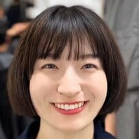 広がる髪に悩む女性が美容師にお任せすると→見事な仕上がりに「完璧」と笑顔あふれる