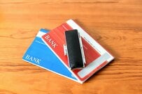 【元銀行員が解説！】役所に「死亡届」を出した時点で銀行預金は凍結になるの？「預貯金の払い戻し制度」を解説