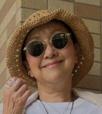【64歳マダム】「白トップス×紫の幾何学柄マキシスカート」で〈大人リゾート風コーデ〉爽やかなリラックススタイルが素敵