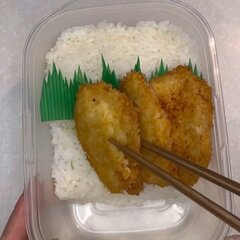 【夫弁当】ご飯の段差にフィット！センス良く詰まった「チキンカツ弁当」が彩り豊かで美味しそう！