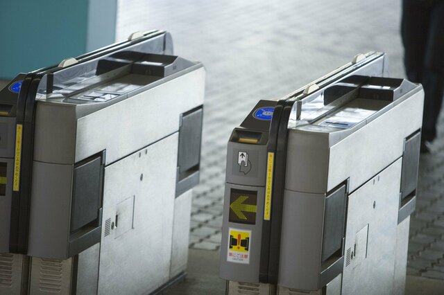 雨上がりの「駅のベンチ」に思わず目を疑う　座れば大惨事になる仕様が話題に