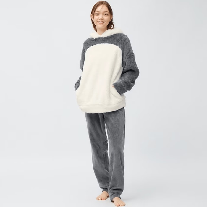 トップスにはサイドポケットが付いているので、スマホを持ち歩くのも便利です