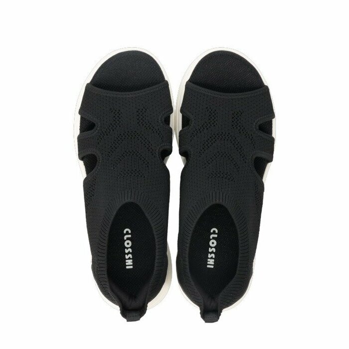 立ったまま手を使わずに履ける「スムーズIN」設計