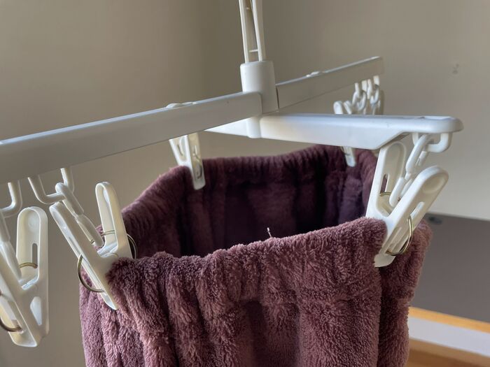 4方向にあるクリップにボトムのウエストの部分を挟みます