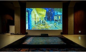 出所：NTT東日本株式会社『「大ゴッホ展 夜のカフェテラス」福島展での視覚・聴覚・触覚を融合したデジタル展示』