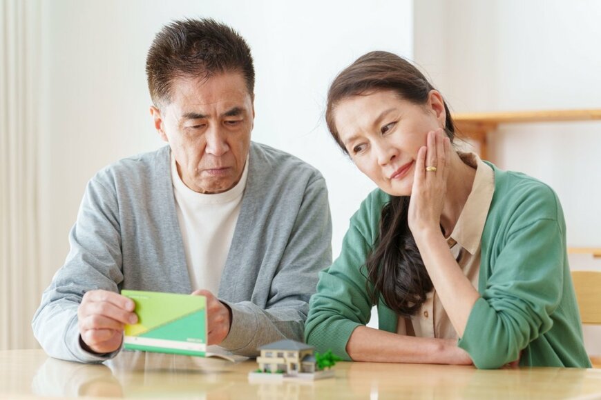 【65歳以上無職夫婦】ひと月にかかる生活費はいくら？60歳代の最新年金データ・平均貯蓄額をチェック