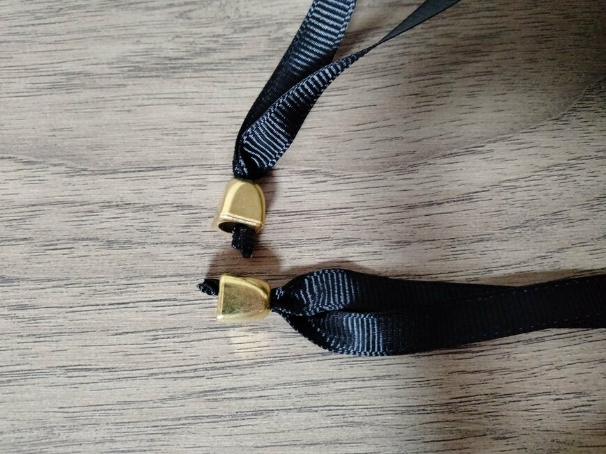 筆者撮影（セリア、刺繍入りベロア巾着）