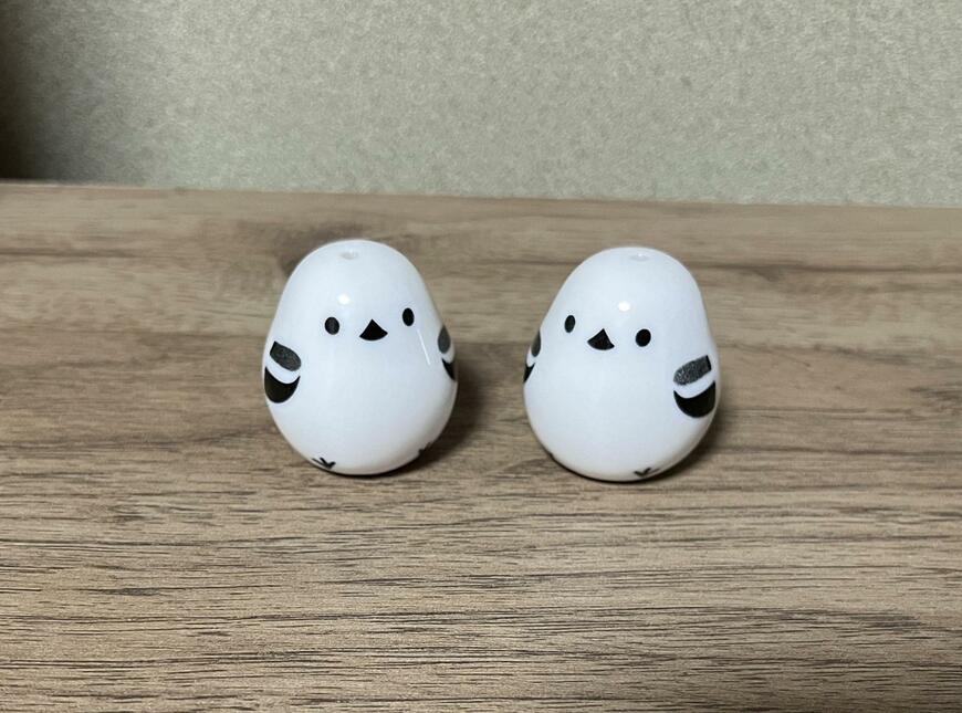 2羽並べてもかわいいです。たくさんそろえて群れをつくりたくなりますね/筆者撮影(セリア、調味料入れ ころころシマエナガ)