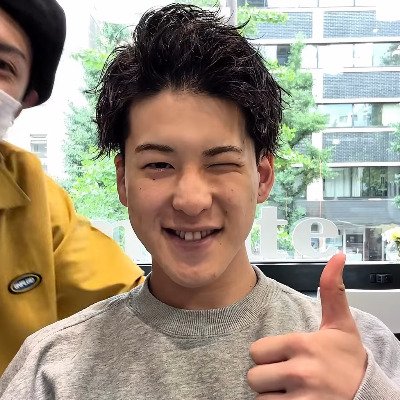 満面の笑顔でポーズを決める男性