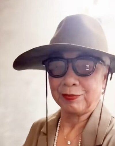 【72歳マダム】が大人の“オールインワンコーデ”を提案。素敵な組み合わせに「つま先まで見入ってしまう」の声