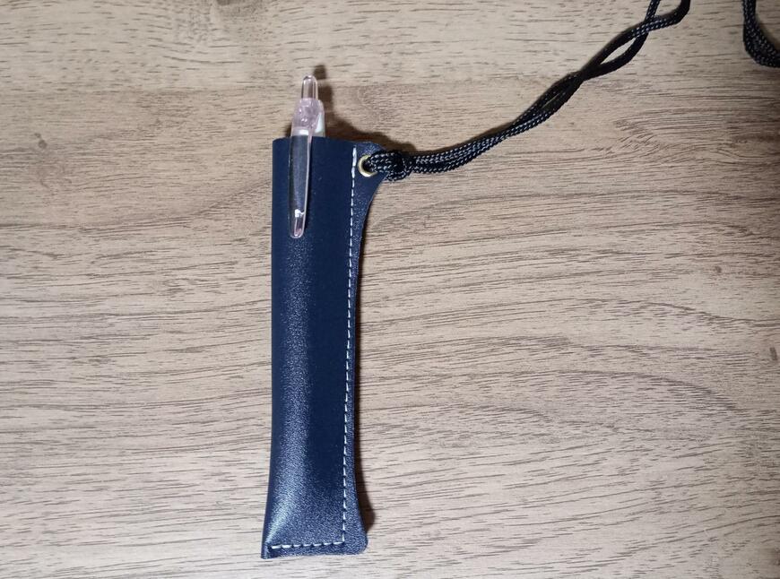 出所：筆者撮影（セリア、ペンホルダーストラップ レザー調）