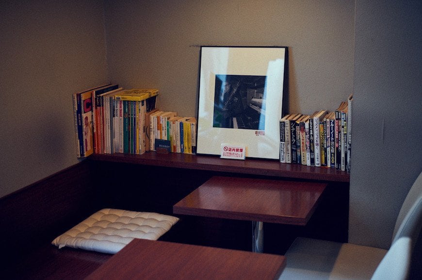 居心地のいいテーブル席もある。私語禁止ではないので、ジャズ好きの知人と訪れたい。