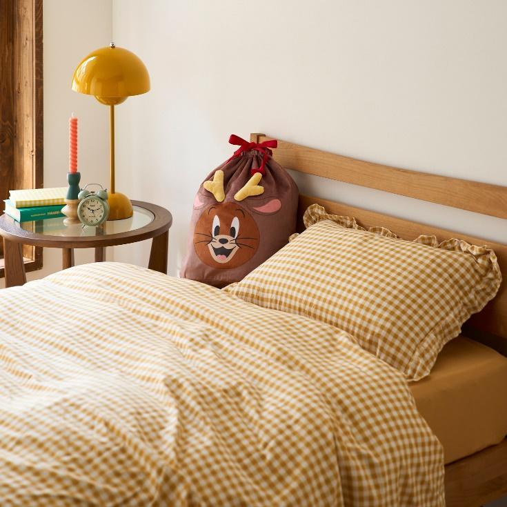 出所：株式会社千趣会『お気に入りのキャラクターのアイテムでクリスマスを祝おう！　「スヌーピー」「トムとジェリー」新作アイテム　11月1日（水）より販売開始』TOM AND JERRY and all related characters and elements (c) & TM Turner Entertainment Co. (s23)