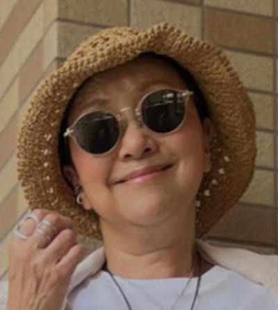 【64歳マダム】「白トップス×紫の幾何学柄マキシスカート」で〈大人リゾート風コーデ〉爽やかなリラックススタイルが素敵