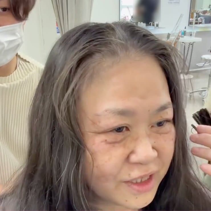 ショートヘアを希望するロングの女性。〈お任せカット〉後の姿に「変わりましたね！」の声
