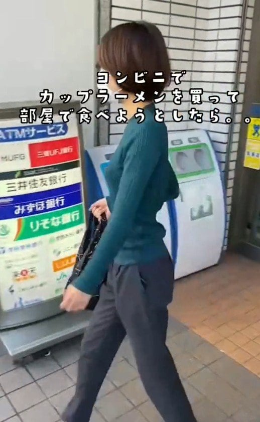 コンビニでカップ麺を購入